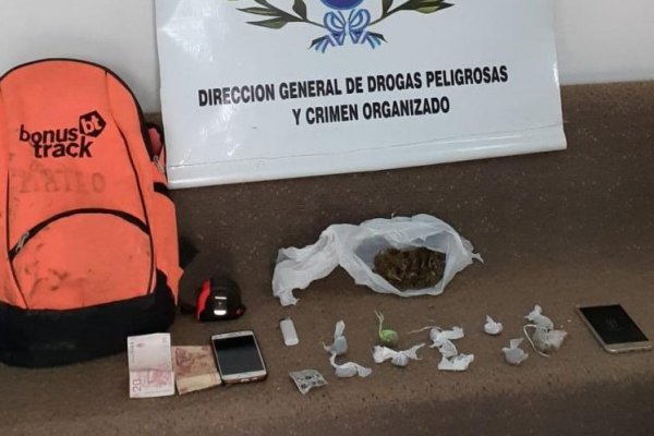 La Policía demoró a tres jóvenes, uno de ellos tenía marihuana en la mochila