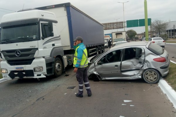 Corrientes: Tres heridos tras el choque entre un auto y un camión