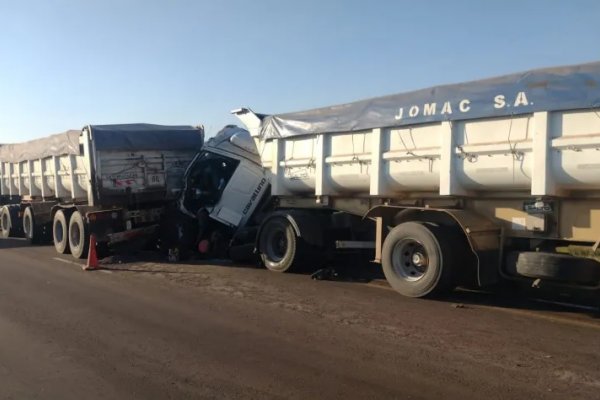 Un herido grave tras el choque entre dos camiones en Corrientes