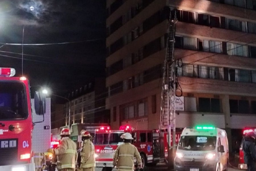 Bariloche: Se incendió un edificio y debieron evacuar a 900 personas e internaron a más de 50