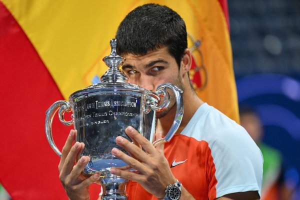 Carlos Alcaraz se estrena como número 1 del tenis más joven de la historia