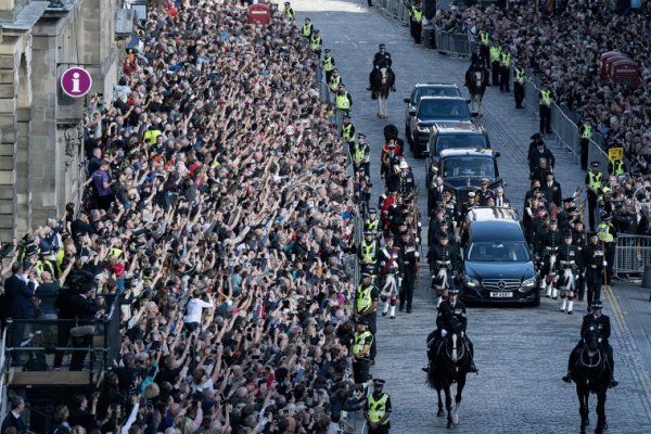 Miles de ciudadanos escoceses desfilan frente al ataúd de la reina Isabel II