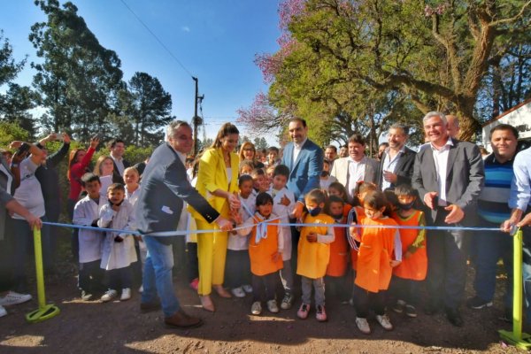 Valdés encabezó la apertura de un nuevo JIN en Bella Vista y entregó 180 netbooks