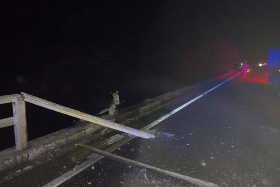 Un camión cayó de un puente y el conductor se salvó de milagro
