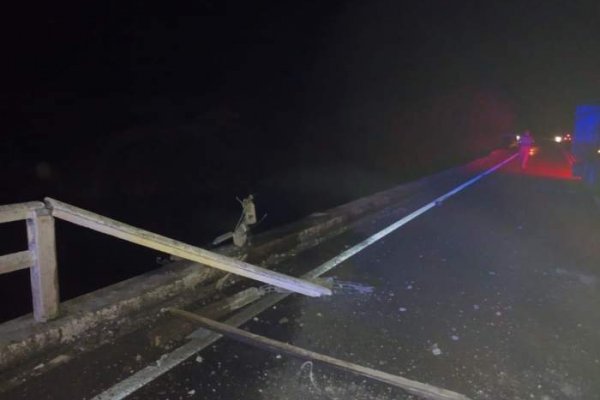 Un camión cayó de un puente y el conductor se salvó de milagro