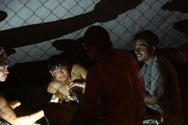 Rescataron a 121 migrantes hacinados en el interior de un camión abandonado en México