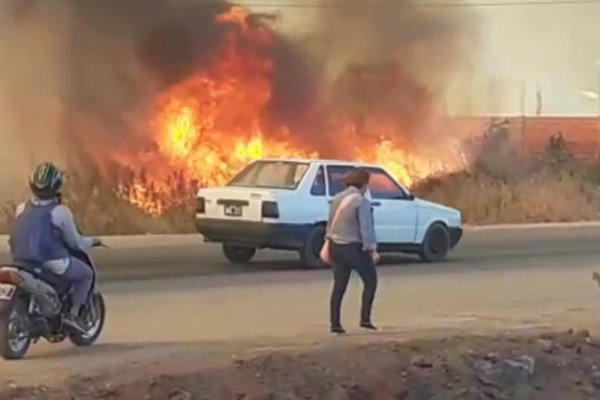 Corrientes: un incendio de pastizales se propagó a una vivienda y hay heridos