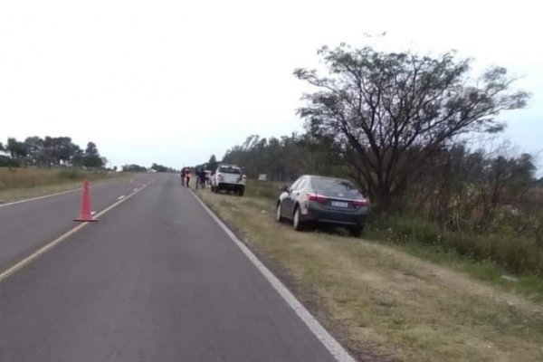 Motociclista intentó sobrepasar a un camión, cayó y murió