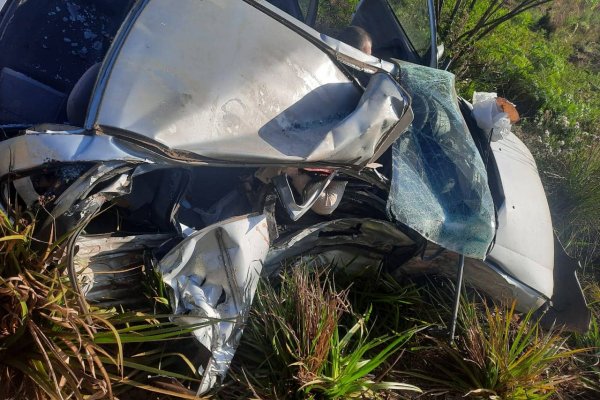 Un auto fue embestido por un tren y se salvaron de milagro