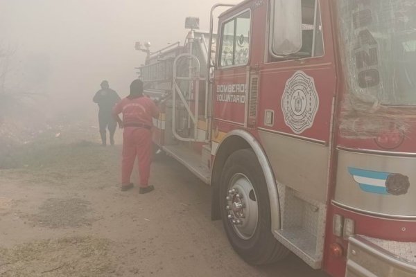 Un hombre fue rescatado por Bomberos tras incendiarse su vivienda