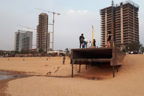 Corrientes: impactantes imágenes de la contaminación del Paraná en la ribera capitalina