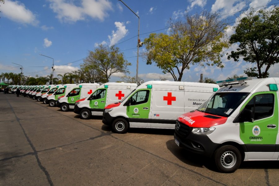 Entregaron ambulancias a hospitales y móviles para la DPEC y la Policía de Corrientes