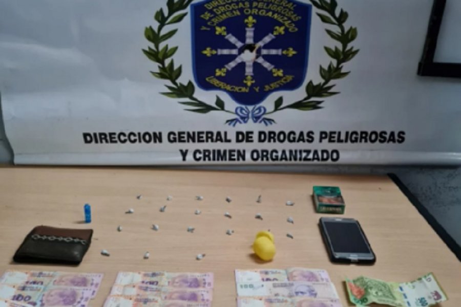 Detuvieron a un joven que circulaba con 21 bochitas de cocaína en el barrio Pirayuí