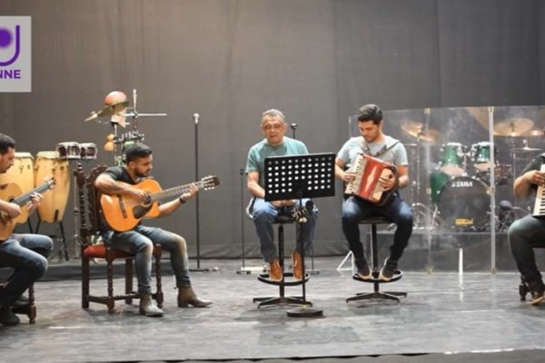 Mario Boffil y la Unne, unidos en el himno de los estudiantes del Interior