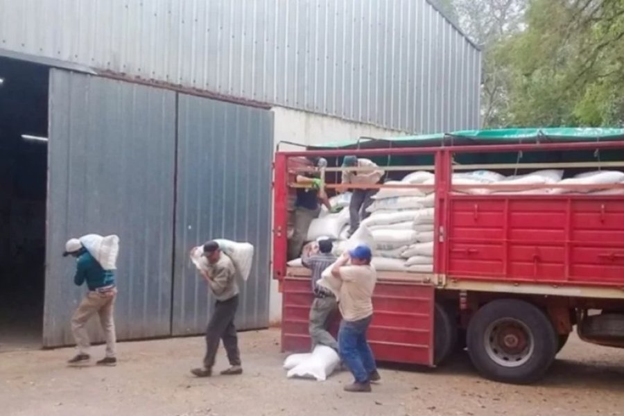 Corrientes: Pequeños productores recibieron alimento balanceado secuestrado al contrabando