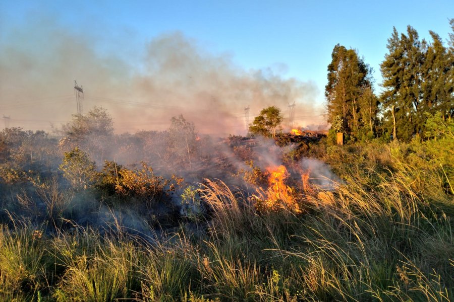 Incendio en Ituzaingó: bomberos se quedaron sin agua y fueron asistidos por la EBY y Ayolas