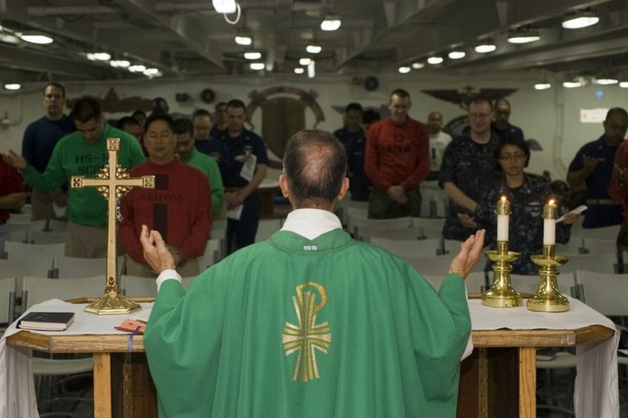 Un sacerdote fue a una fiesta de disfraces, le sacaron una foto con “un diablo” y ahora no podrá celebrar misas