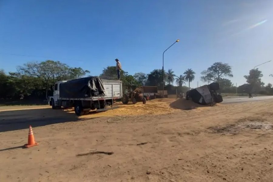 Volcó un camión con maíz en Corrientes y los vecinos se llevaron la carga