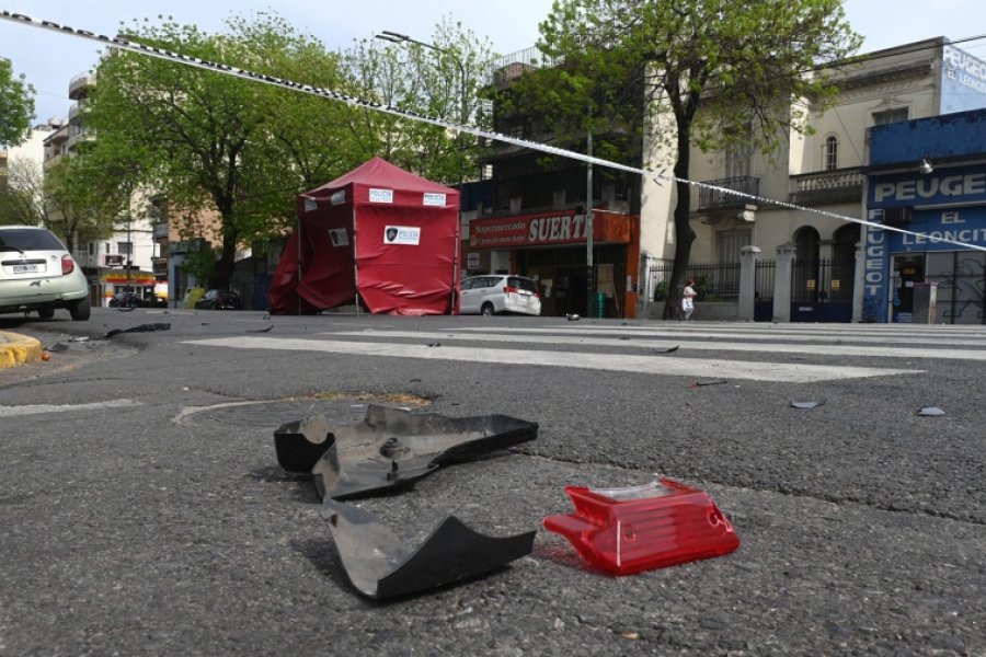 Un motociclista murió al ser embestido por una camioneta en Parque Avellaneda