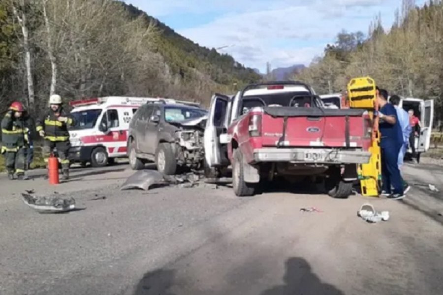 Choque frontal entre dos camioneta en San Martin de los Andes dejó un muerto y un nene grave