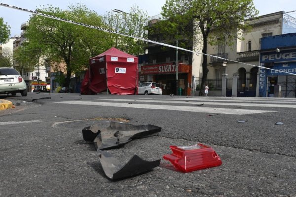 Un motociclista murió al ser embestido por una camioneta en Parque Avellaneda