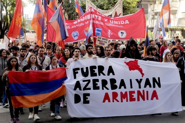 Protesta de la comunidad armenia frente a la embajada de Azerbaiyán en Argentina