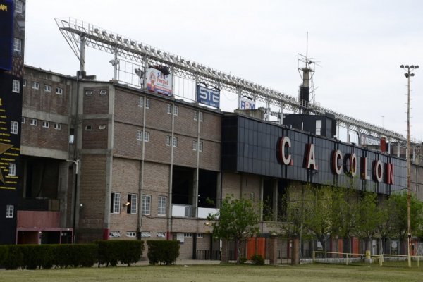 Detienen a dos dirigentes y a cinco barras en la causa por amenazas al plantel