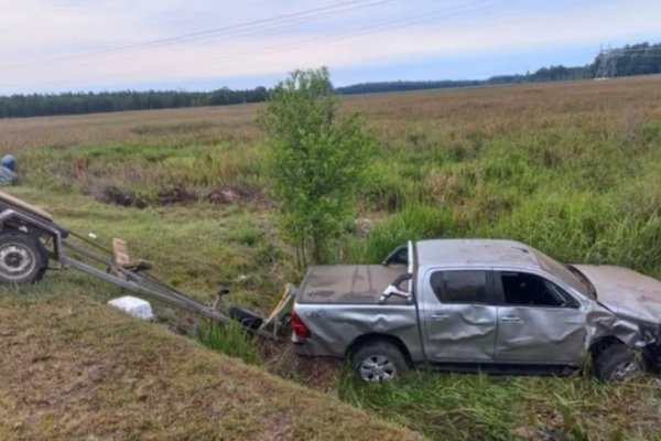 Una camioneta que llevaba una lancha en un tráiler despistó y volcó