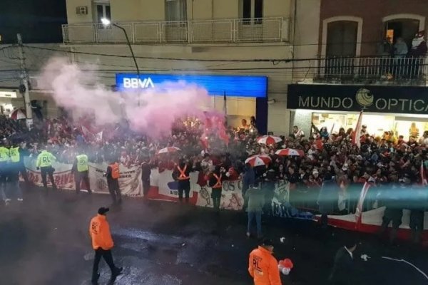 Furor por River en La Rioja: más de seis horas de espera bajo la lluvia