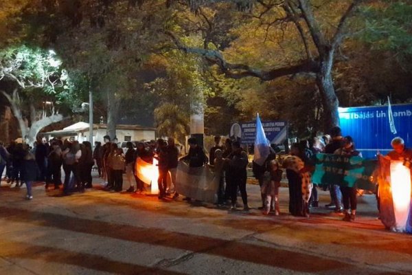 Emotivo recibimiento a los policías bomberos que ayudaron en Jujuy