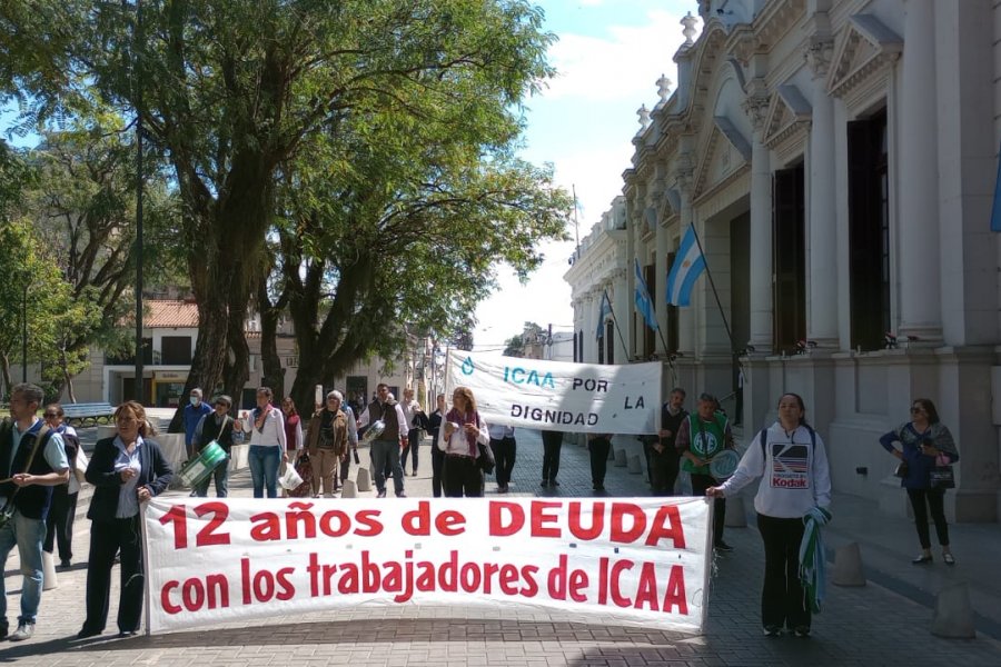 Corrientes: marcha de trabajadores estatales del ICAA a Casa de Gobierno