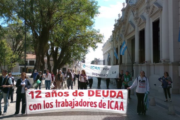 Corrientes: marcha de trabajadores estatales del ICAA a Casa de Gobierno