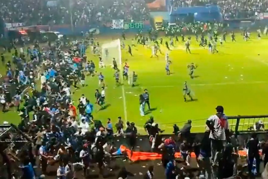 Tragedia en el fútbol de Indonesia: al menos 125 muertos y 300 heridos en una estampida
