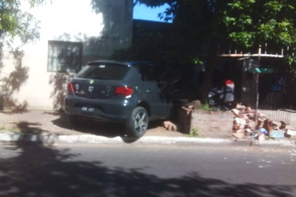 Un hombre chocó contra una casa en Corrientes y se escapó