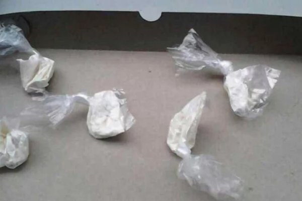 Detuvieron a un hombre por desorden público y le encontraron mas de 20 