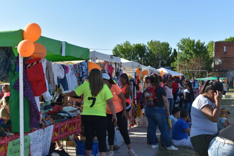 Con beneficios para universitarios y artistas locales se realizaron las Ferias de Emprendedores