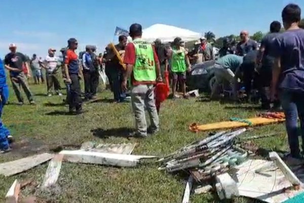 Un auto salió fuera de una pista y provocó un accidente, hay tres personas heridas