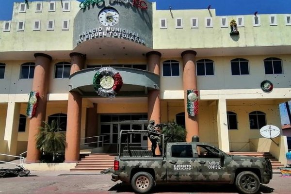 Un grupo armado atacó la sede de un municipio de México y mató al alcalde y a otras 19 personas