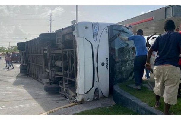 Volcó un colectivo con turistas en Punta Cana y falleció una argentina