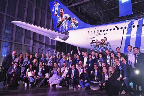 Aerolíneas presentó el avión que llevará a los hinchas al Mundial