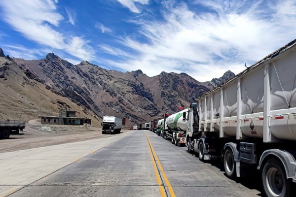 Cerraron el paso internacional a Chile Cristo Redentor y hay una fila de autos de 5 km