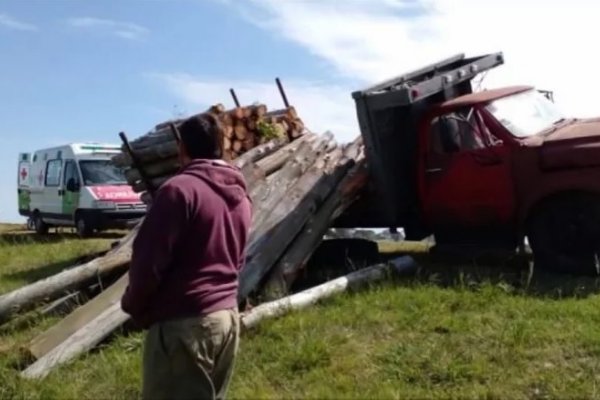 Un camión perdió su carga de postes e hirió a un hombre en Goya