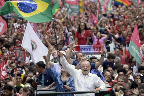 Lula dijo que Bolsonaro busca destruir las instituciones y construir una corte a su medida