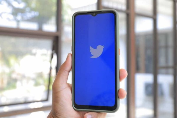 Twitter ya pregunta la edad de los usuarios antes de mostrarles contenidos sensibles o para adultos