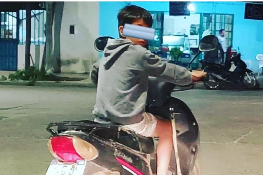 Corrientes: Menor conduce una motocicleta