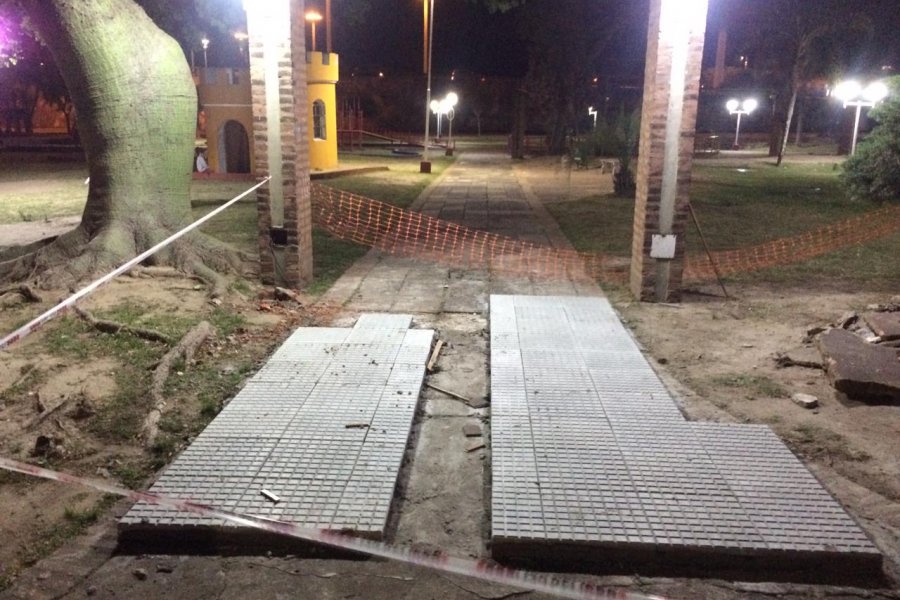 Corrientes: quejas por la instalación de baldosas en plaza capitalina sobre un piso que está en buen estado