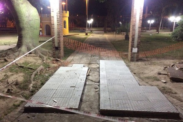 Corrientes: quejas por la instalación de baldosas en plaza capitalina sobre un piso que está en buen estado