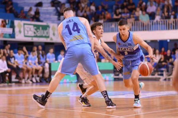 Regatas remó ante Peñarol pero no le alcanzó y cayó por 74 a 64