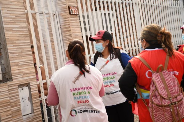 En el barrio Arazaty inició la colocación a domicilio del refuerzo de la triple viral y la antipoliomielítica