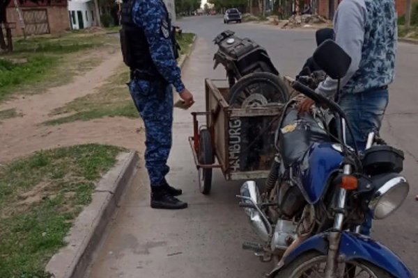 Un hombre trasladaba 'moto-partes' de dudosa procedencia en un carrito
